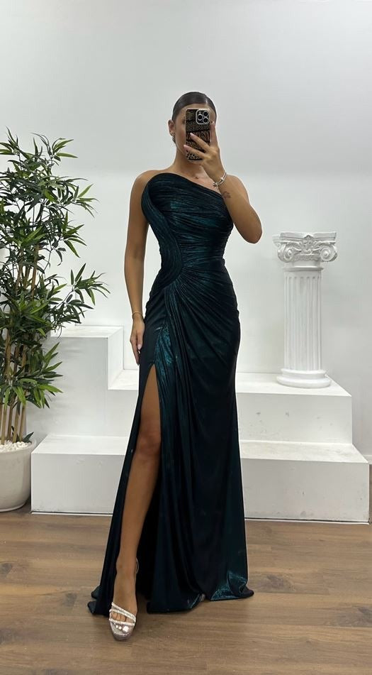 METALLIC STRAPLESS GOWN WITH NECKLINE FEATURE