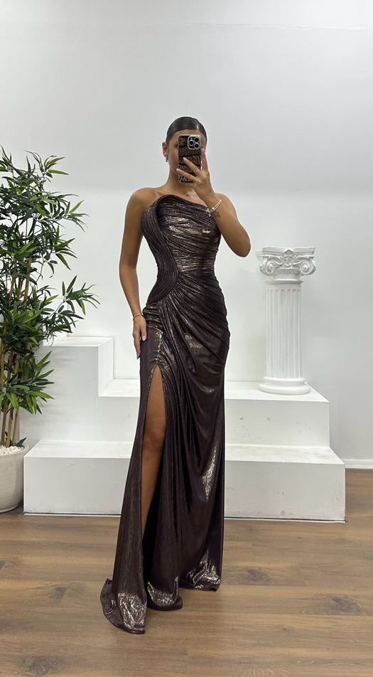 METALLIC STRAPLESS GOWN WITH NECKLINE FEATURE